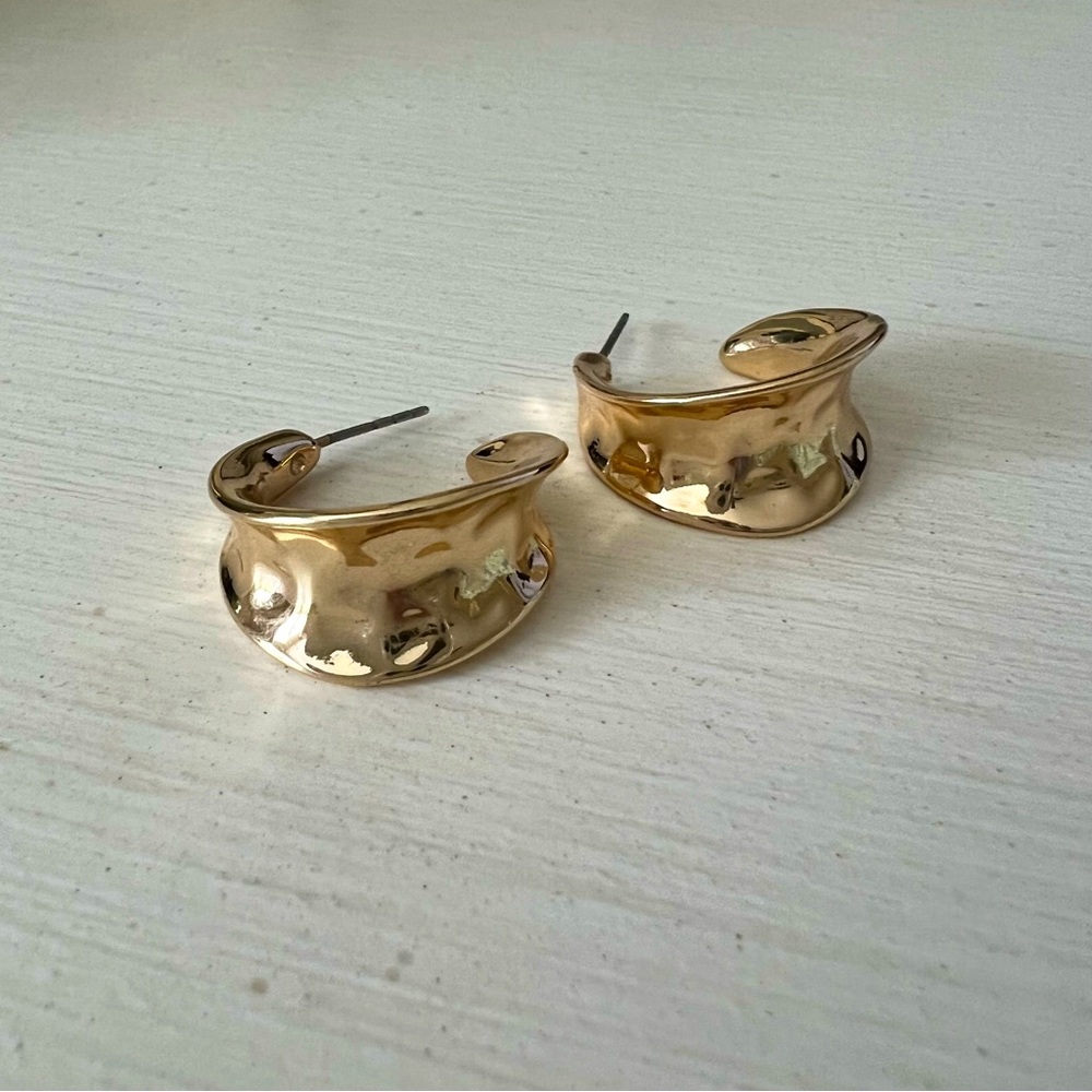 Small gold hoop earrings - Picture 2 of 7